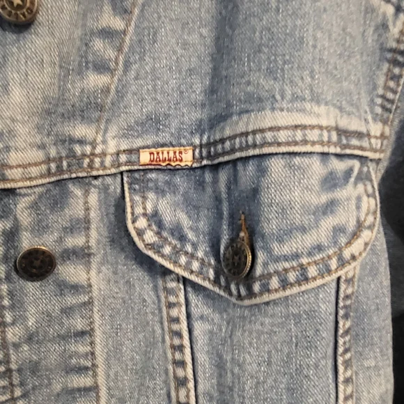 Stylish Light Blue Denim Jacket - Picture 3 of 8